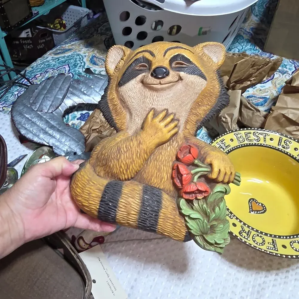HOMOCO VINTAGE PLASTIC RACCOON PLAQUE WALL